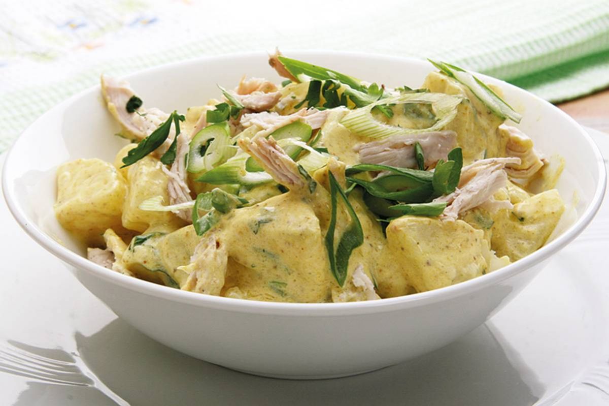 سلطة البطاطا والدجاج مع الكاري