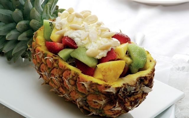 قارب الأناناس بكوكتيل الفاكهة