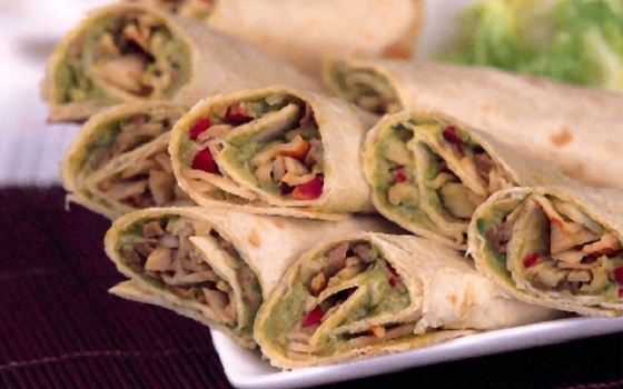 لفافات التورتيلا مع ثمار البحر والأفوكادو