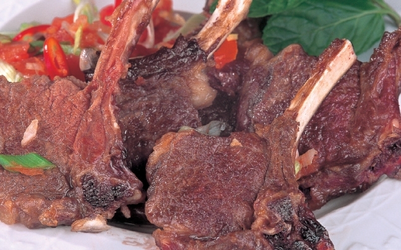 ريَّش الغنم مع صلصة البندورة والنعناع