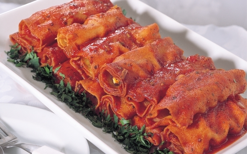 الكريب المحشو باللحم والصلصة الحمراء