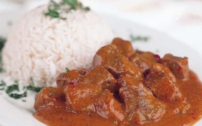 مكعبات اللحم مع معجون الكاري الأحمر