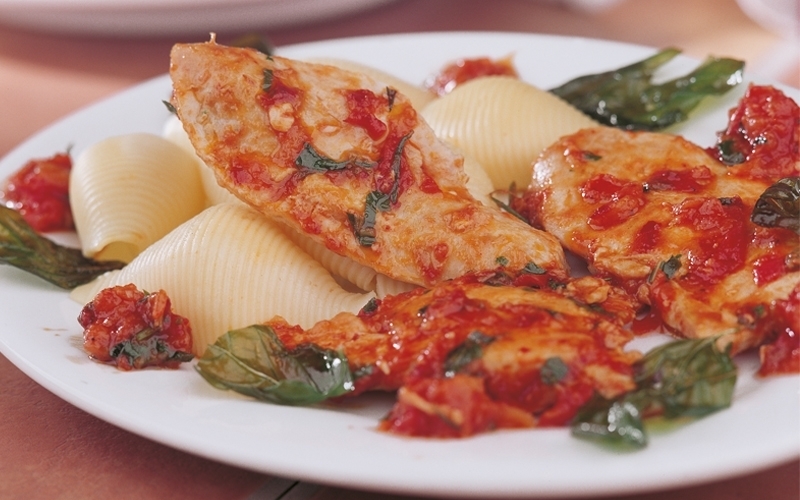 صدر الدجاج المخلل مع البندورة والحبق