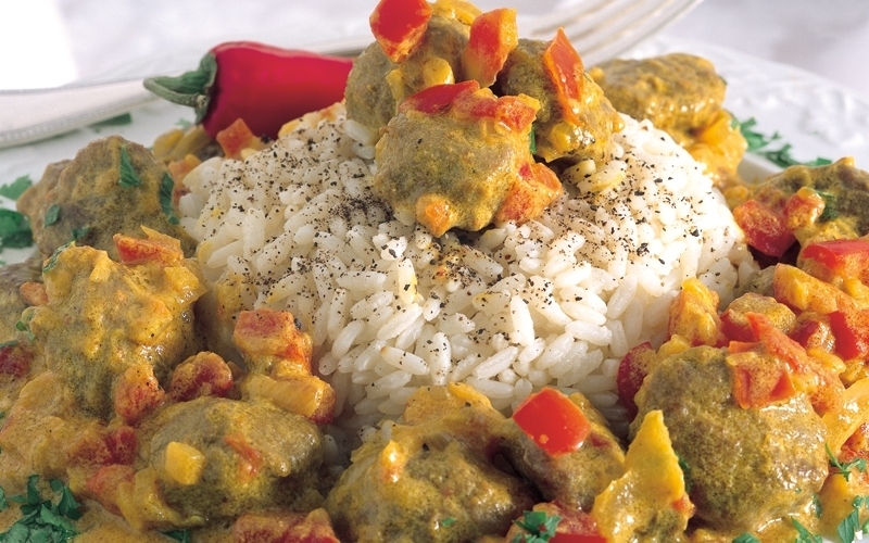 كرات اللحم مع الكاري وصلصة جوز الهند