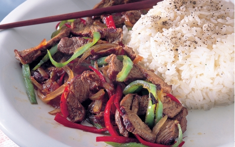 شرائح اللحم بالفلفل الأخضر والأحمر