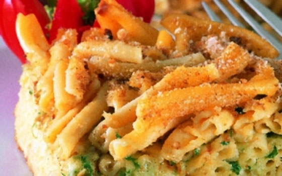 معكرونة بالجبنة والكعك المطحون