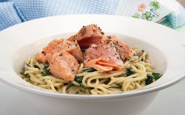 السلمون مع المعكرونة