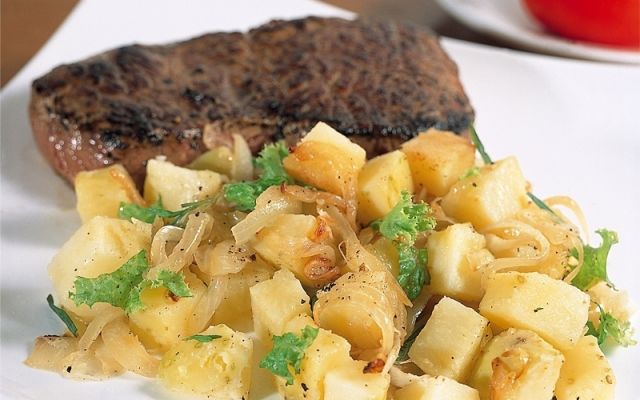 سلطة البطاطا الألمانية الساخنة