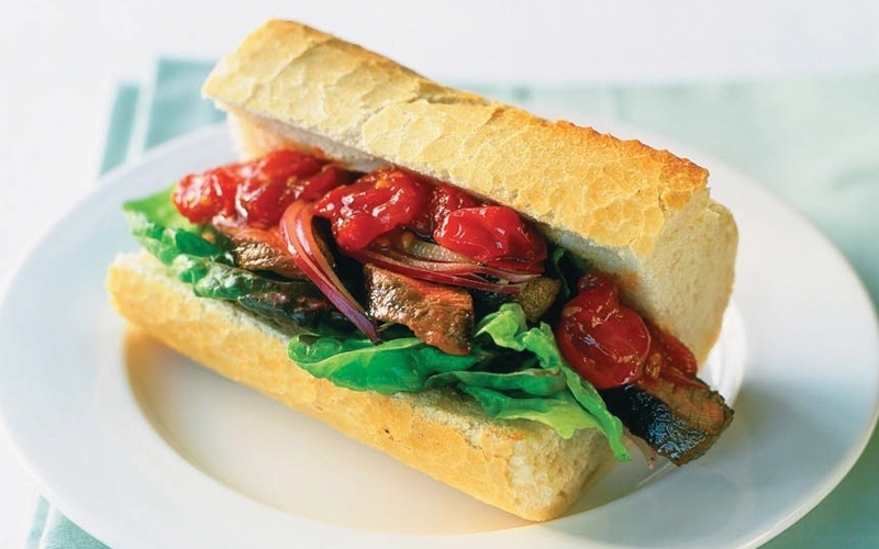 سندويش اللحم مع صلصة البندورة والمعجون الحريف