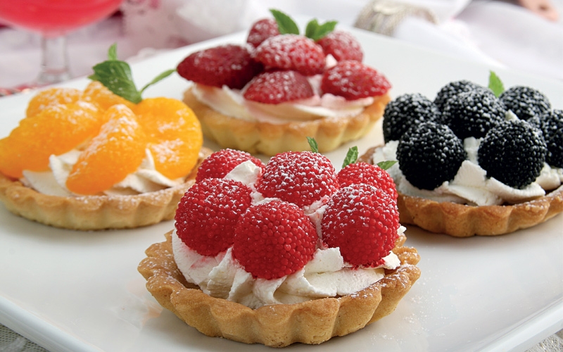 التارت الملونة بالفاكهة الموسمية