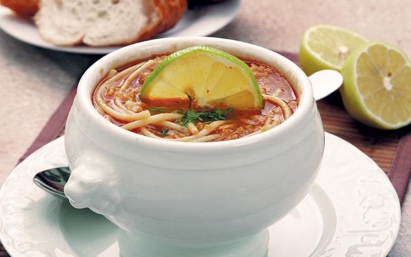 حساء العدس والنودلز