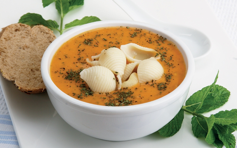 حساء الحمص بالبندورة والفليفلة الحمراء