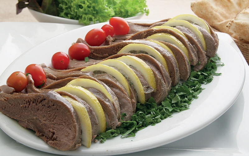 سلطة لسانات الغنم