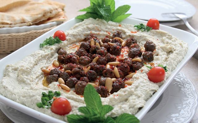 بابا غنوج مع كرات اللحم