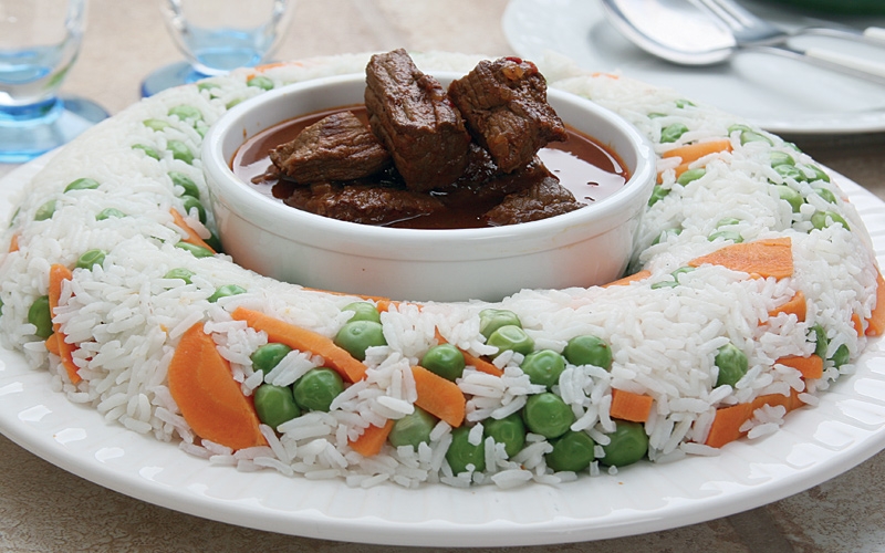 اللحم مع الأرز  والخضار