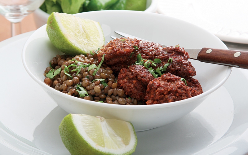 العدس الأسود مع السجق