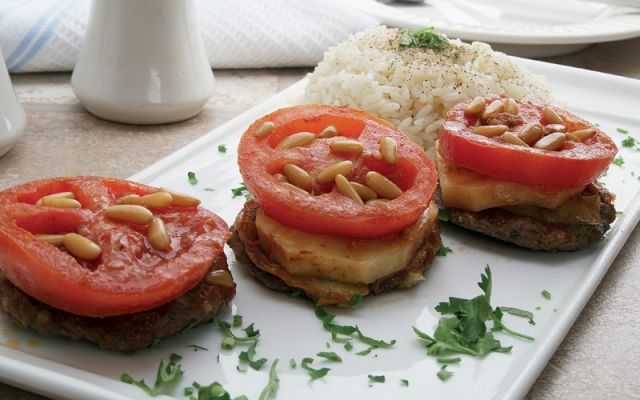 كفتة مع البطاطا والصنوبر