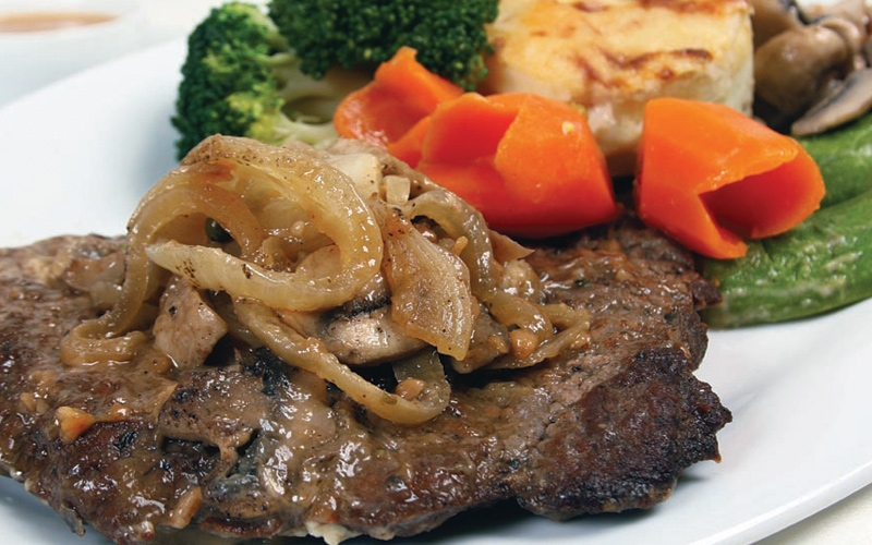 شرائح اللحم المتبلة مع البصل المحمّر