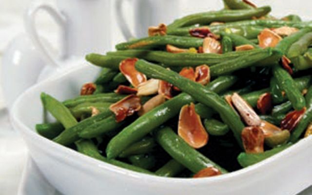 سلطة اللوبياء الخضراء واللوز