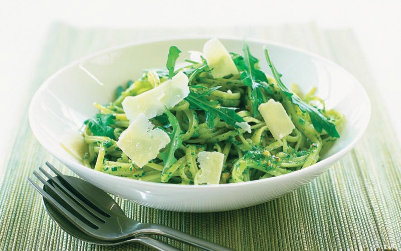 سلطة المعكرونة والروكا مع بستو البندق