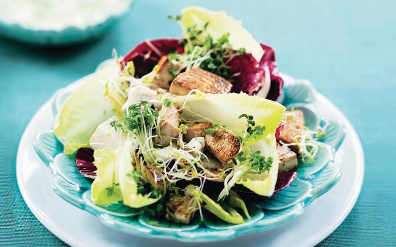 سلطة التوفو والزنجبيل مع البراعم والأوراق