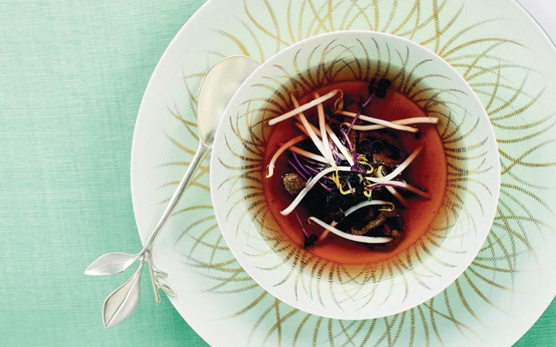 حساء اللحمة مع الفجل وبراعم اللوبياء