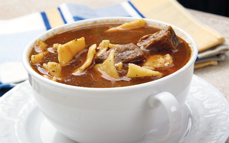 حساء مسلوقة اللحم بالعجين