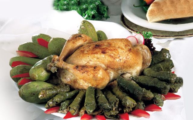 الدجاج المحشو بورق العنب والكوسا
