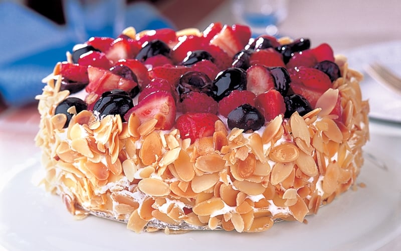 جاتوه بالفاكهة الحمراء