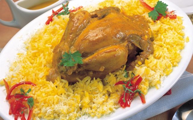 الدجاج الأندونيسي مع الأرز الأصفر وجوز الهند