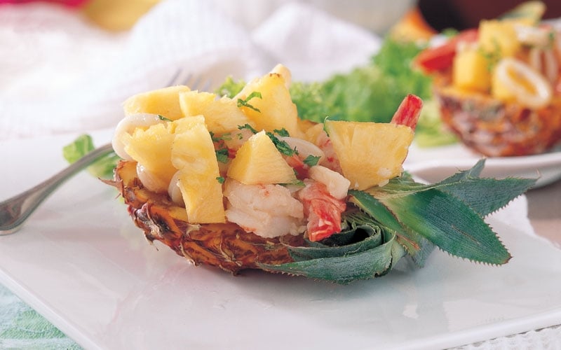 سلطة ثمار البحر في قوارب الأناناس