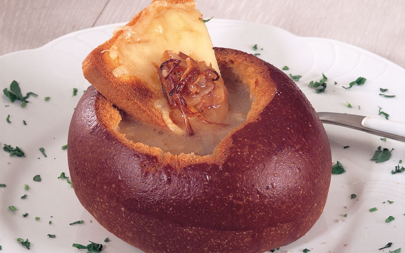 حساء البصل في كرات الخبز