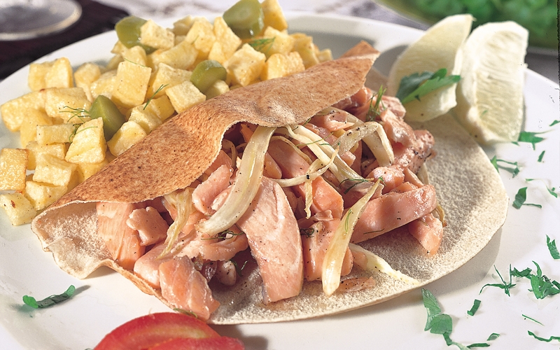 شاورما السمك مع البطاطا المتوسطية