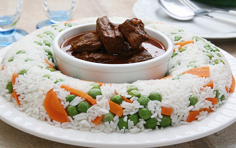 اللحم مع الأرز والخضار
