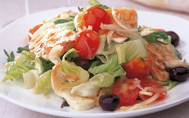 سلطة الحلوم والزيتون والبندورة