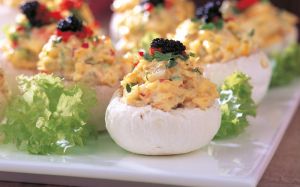 الفطر الطازج المحشو بسلطة السرطان