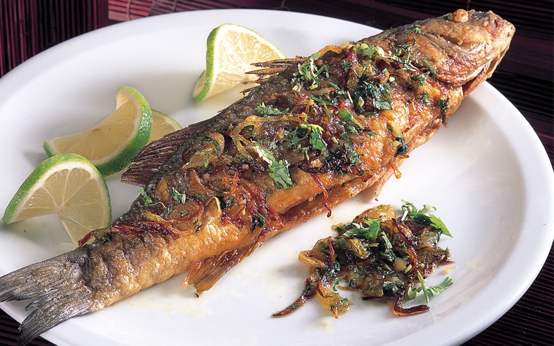 سمك مقلي بالبصل والكزبرة