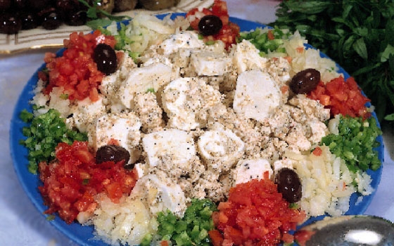 سلطة الشنكليش والحلوم