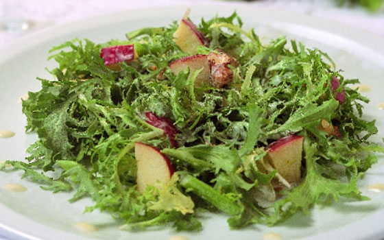 سلطة التفاح والخس الافرنجي