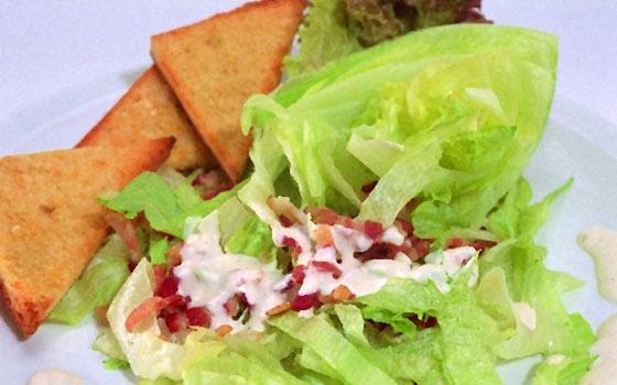 سلطة القيصر بلحم الحبش المدخن