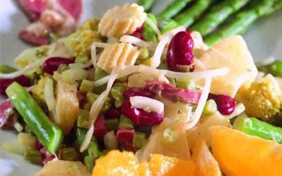 سلطة الخضار والبرتقال والفاصوليا 