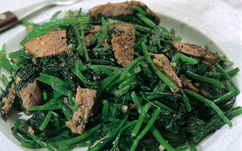 السبانخ مع الكزبرة الطازجة وشرائح اللحم