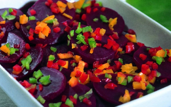 سلطة الشمندر والفلفل الملون