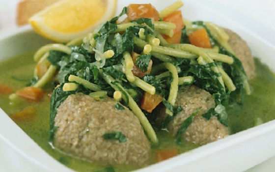 حساء الكبة مع السبانخ والنودلز