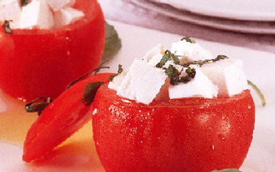 بندورة محشوة بجبنة الموزاريلا