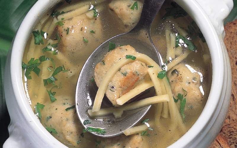 حساء كرات الدجاج والمعكرونة