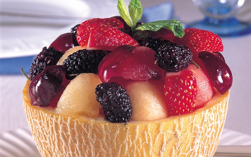 الفاكهة الصيفية في أكواب الشمام