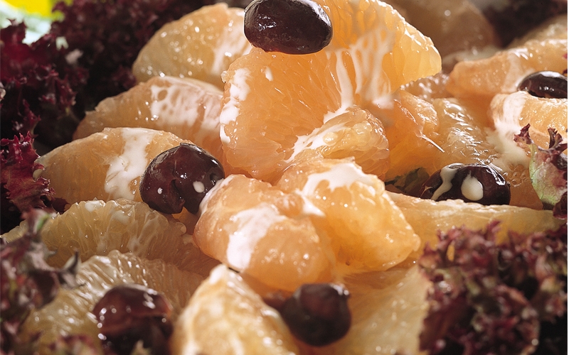 سلطة الليمون الهندي والزيتون مع الخس الأحمر