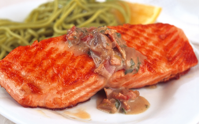 السلمون المشوي مع صلصة الفطر