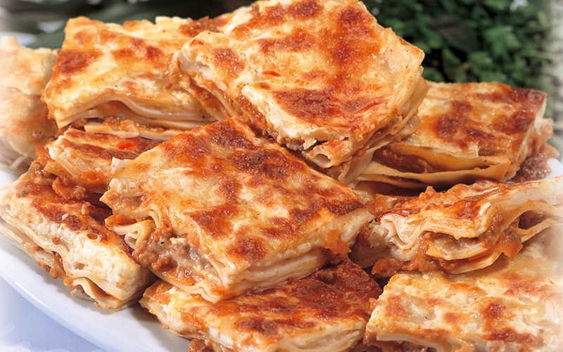 لازانيا مع صلصة البولونيز